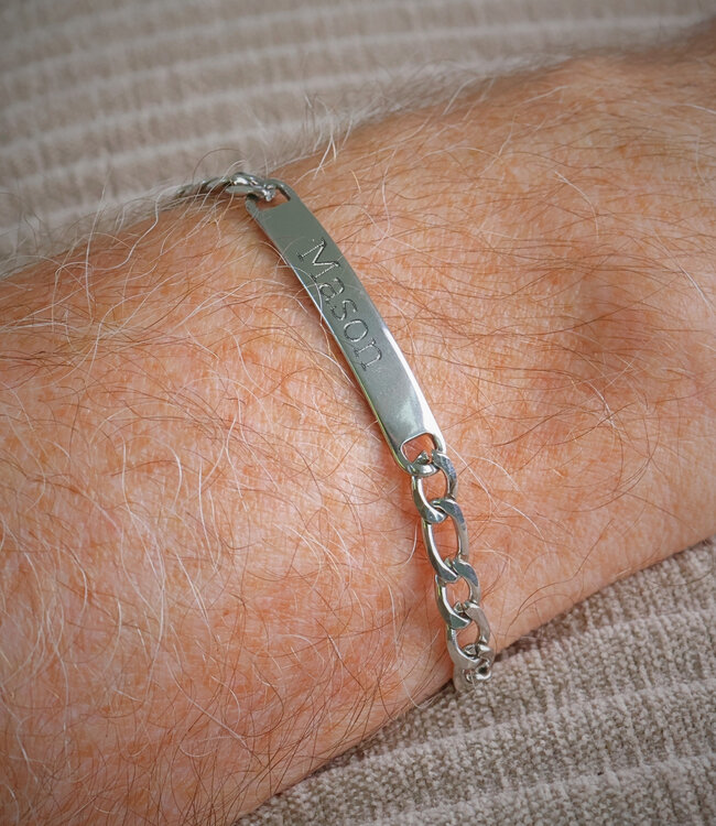 Elegante figaro schakel armband met gepersonaliseerd graveerplaatje in zilver of goud kleur