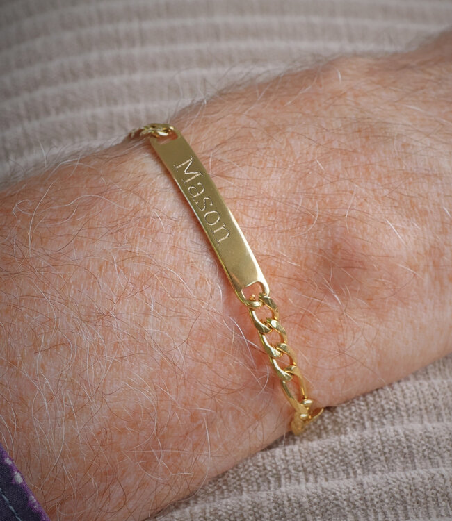 Elegante figaro schakel armband met gepersonaliseerd graveerplaatje in zilver of goud kleur