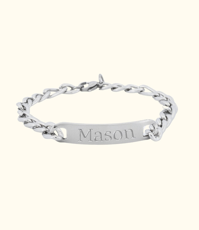 Elegante figaro schakel armband met gepersonaliseerd graveerplaatje in zilver of goud kleur