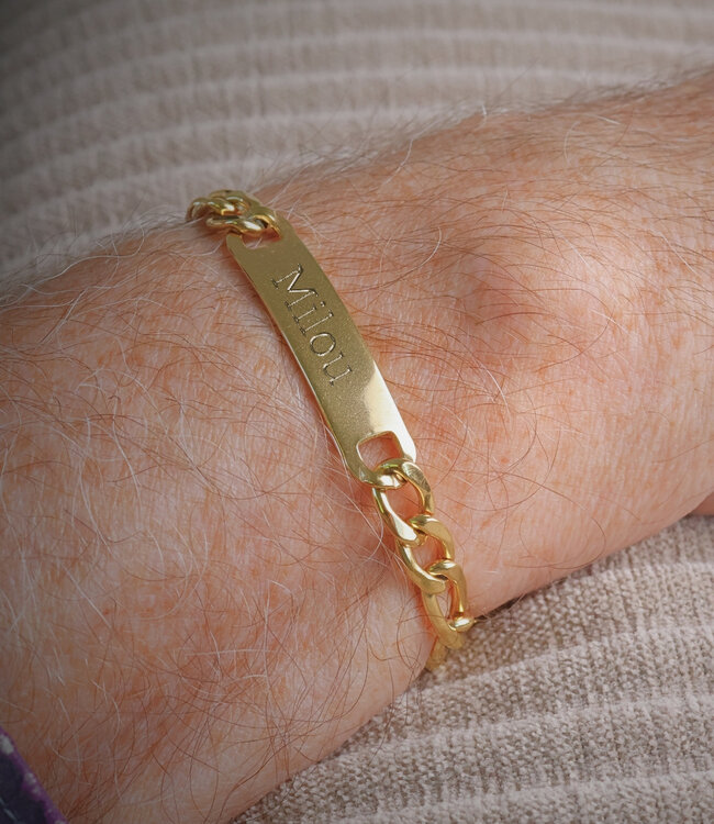 Stijlvolle figaro armband met gepersonaliseerd naamplaatje in zilver of goud kleur