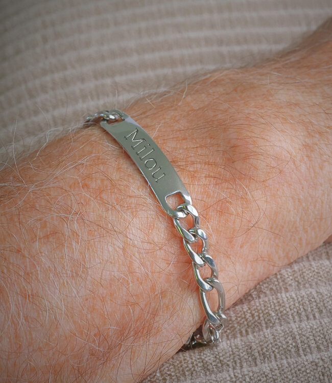 Stijlvolle figaro armband met gepersonaliseerd naamplaatje in zilver of goud kleur