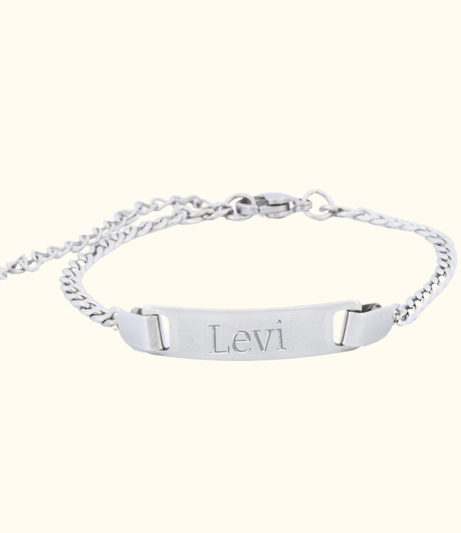 Elegant gourmet kinderarmbandje met naamplaatje in de keuren zilver of goud kleur