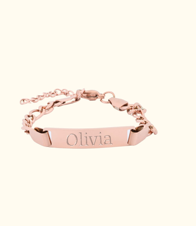 Stijlvol figaro babyarmbandje met gepersonaliseerd naamplaatje in zilver en goud kleur