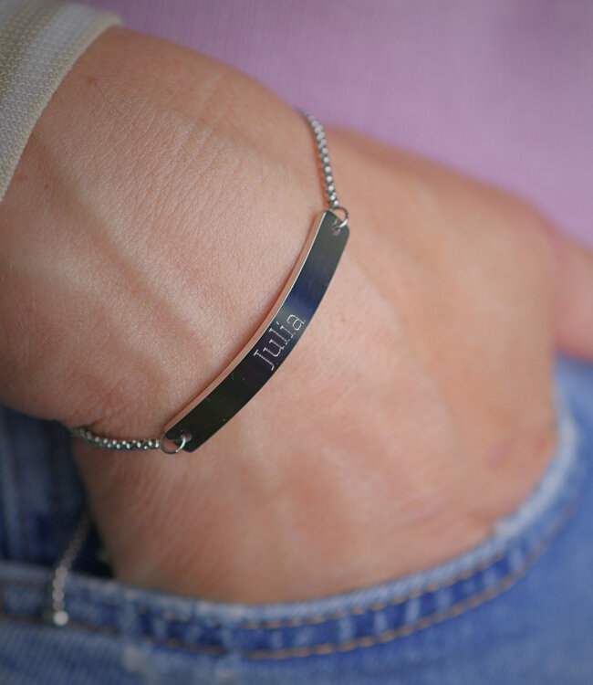 Moderne slide armband met naam en verstelbare schuifsluiting