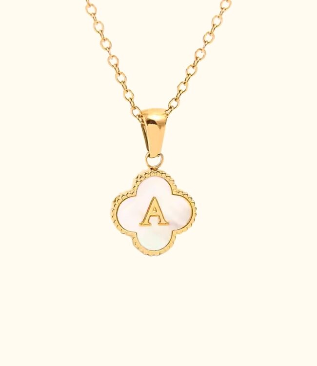 Goudkleurige ketting met elegante klavertje vier hanger en letter