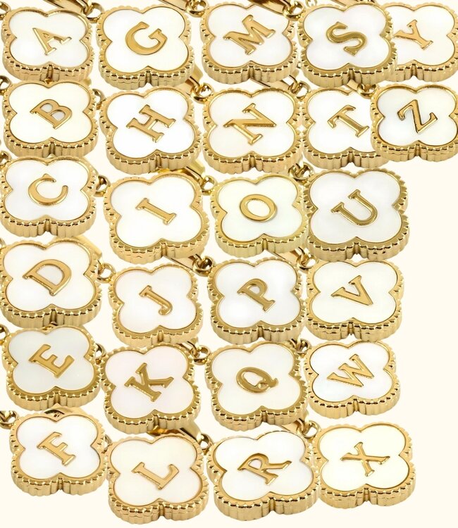 Goudkleurige ketting met elegante klavertje vier hanger en letter