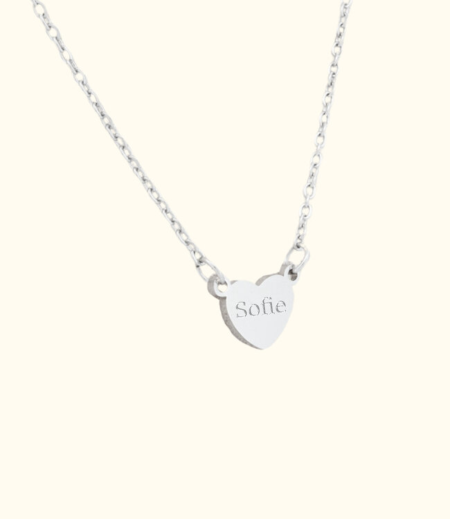 Elegante hartjes ketting met verfijnd design en naamgravering