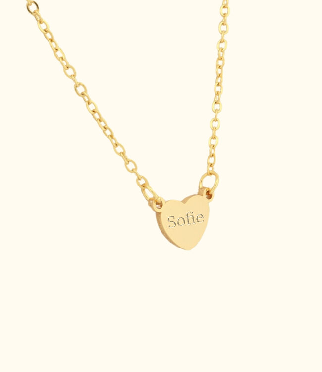 Elegante hartjes ketting met verfijnd design en naamgravering