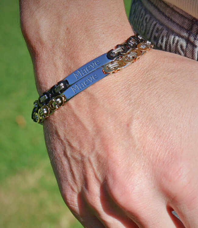 Klassieke koningsarmband met stevig schakelontwerp en graveerplaatje