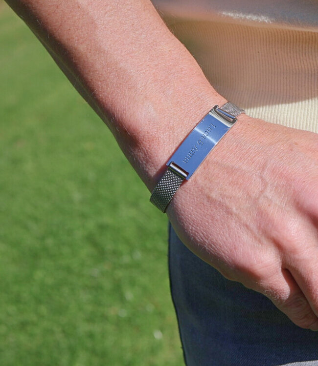 Stijlvolle smalle mesh armband met persoonlijke gravure
