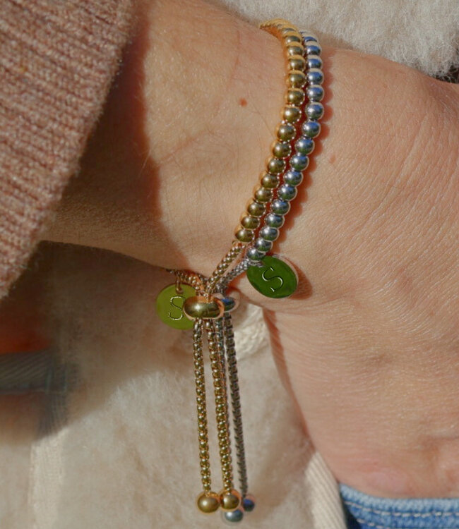 Flexibele Armband van bolletjes met gegraveerde letter bedel