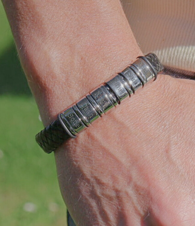 Gevlochten leren armband met 1 t/m 6 graveerplaatjes voor een persoonlijke touch