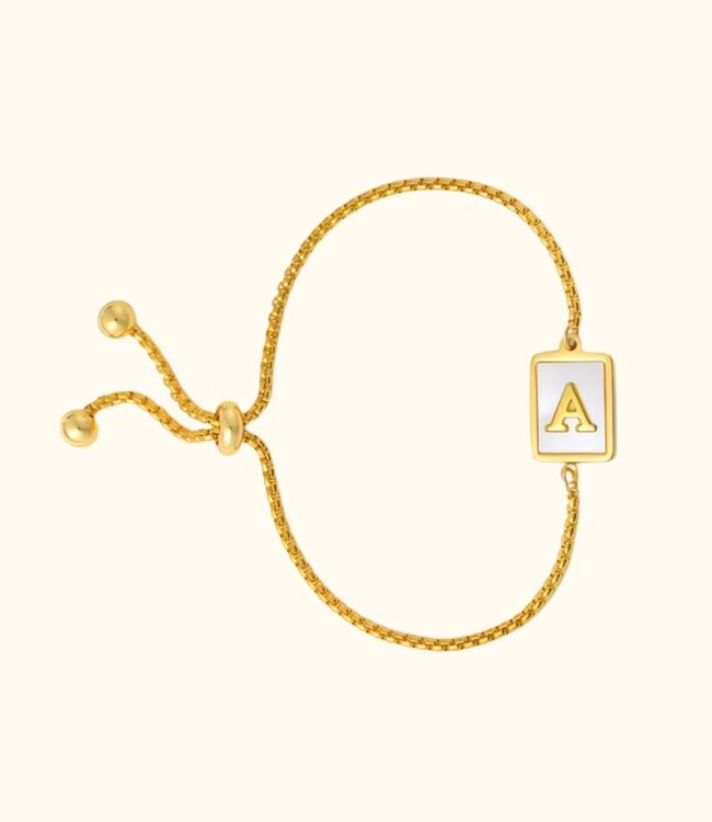 Stijlvolle Goudkleurige Verstelbare Armband met Letter in Parelmoer Afwerking