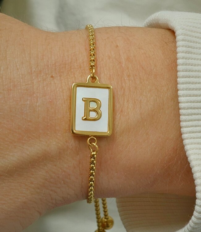 Stijlvolle Goudkleurige Verstelbare Armband met Letter in Parelmoer Afwerking