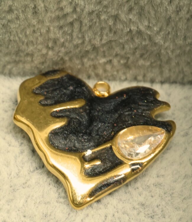 Goudkleurige hart bedel met uniek design en kleurrijke details