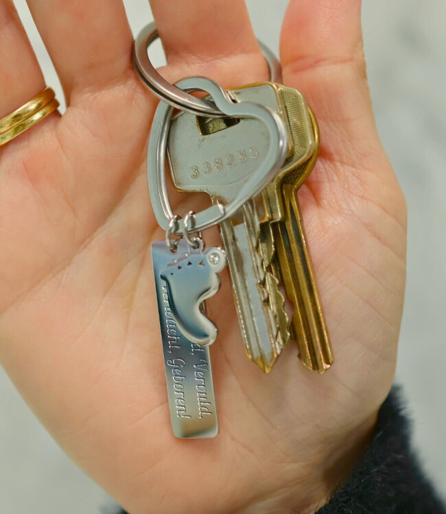 Schattige Geboorte Sleutelhanger Met Graveerplaatje En Babyvoetje