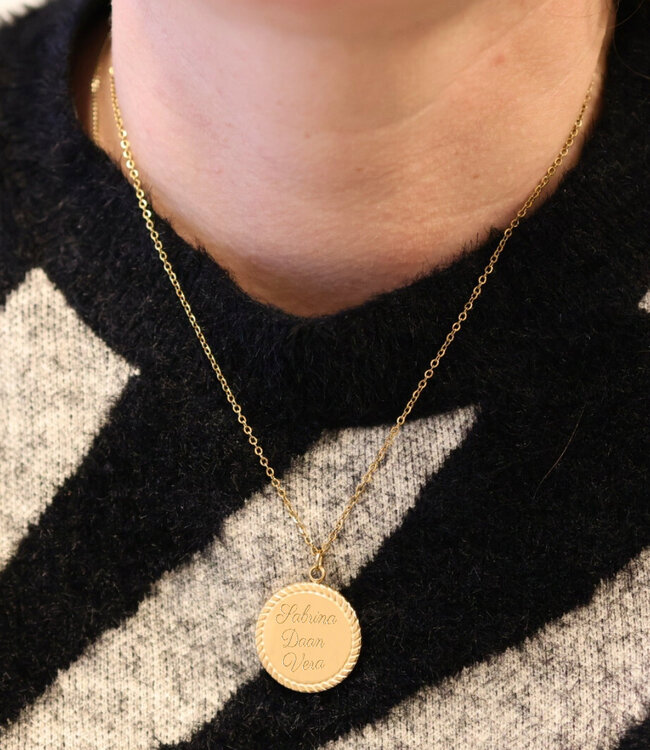 Stijlvolle Vintage Munt Ketting Met Gegraveerde Namen