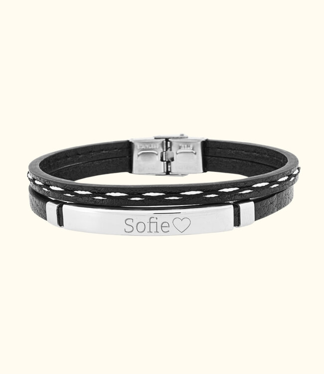 Stijlvolle dubbele leren armband met gepersonaliseerd graveerplaatje