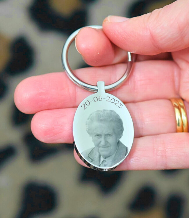 Dierbare Ovale Foto Sleutelhanger Met As Van Overledene
