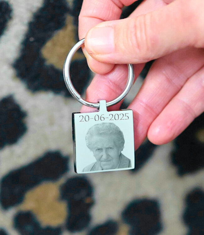 Liefdevolle Vierkante Foto Sleutelhanger Met As Van Overledene