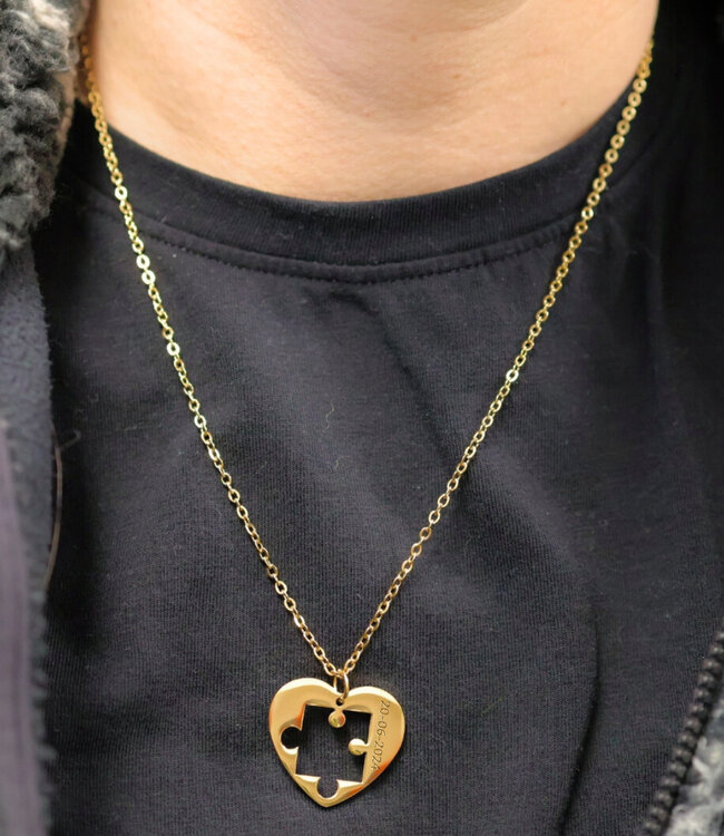 Hartvormige Ketting Met Passend Puzzelstukje Als Teken Van Verbondenheid