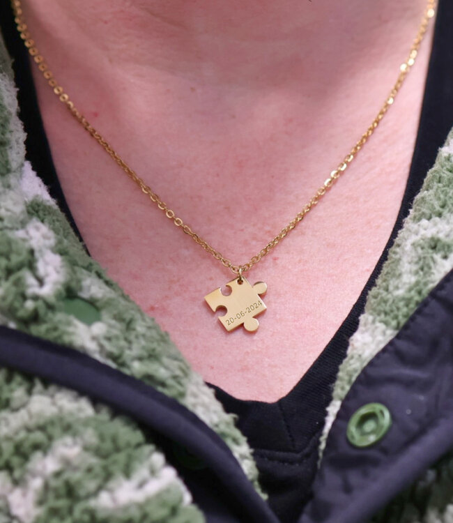 Hartvormige Ketting Met Passend Puzzelstukje Als Teken Van Verbondenheid