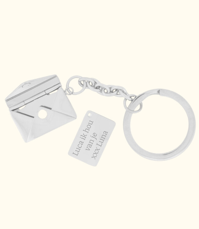 Geef Een Persoonlijke Touch Met Een Gegraveerde Envelop Sleutelhanger!