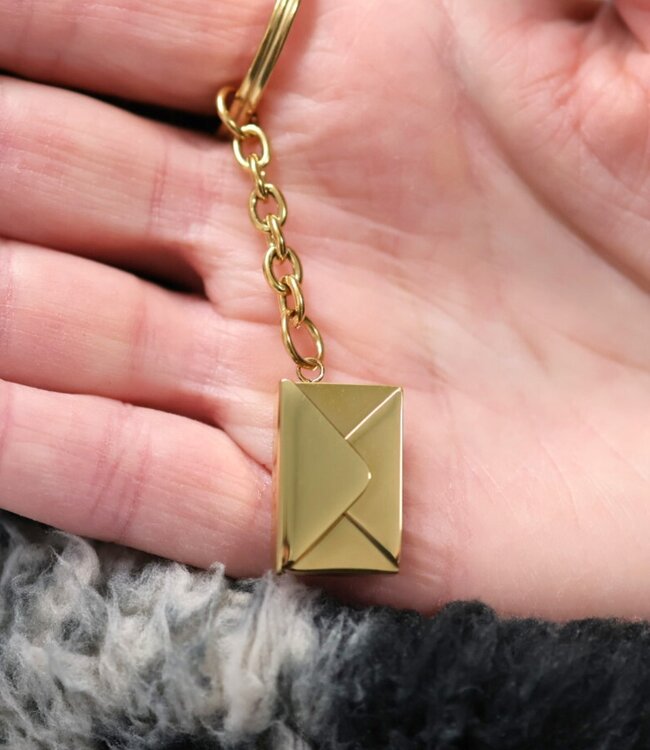 Geef Een Persoonlijke Touch Met Een Gegraveerde Envelop Sleutelhanger!