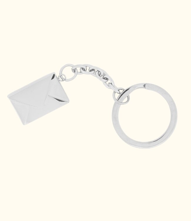 Geef Een Persoonlijke Touch Met Een Gegraveerde Envelop Sleutelhanger!