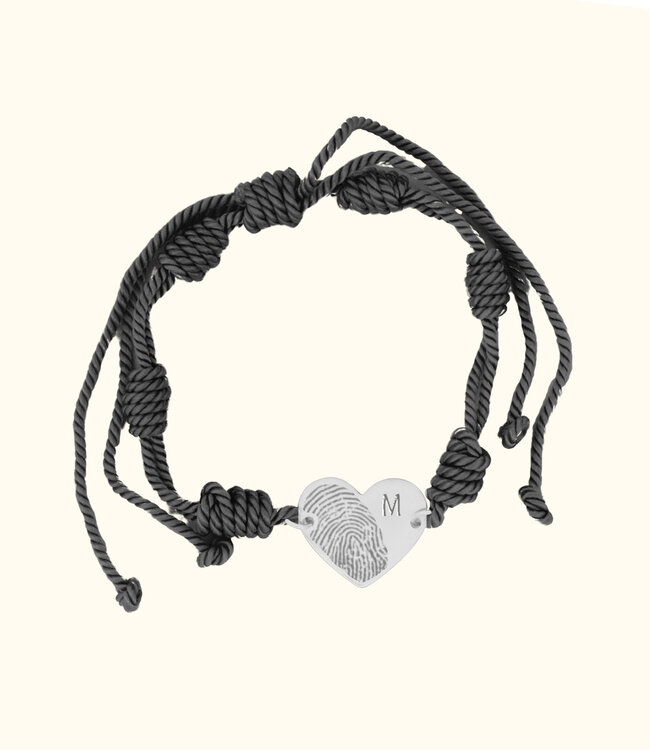 Creëer je eigen hart armband met een vingerafdruk en initiaal