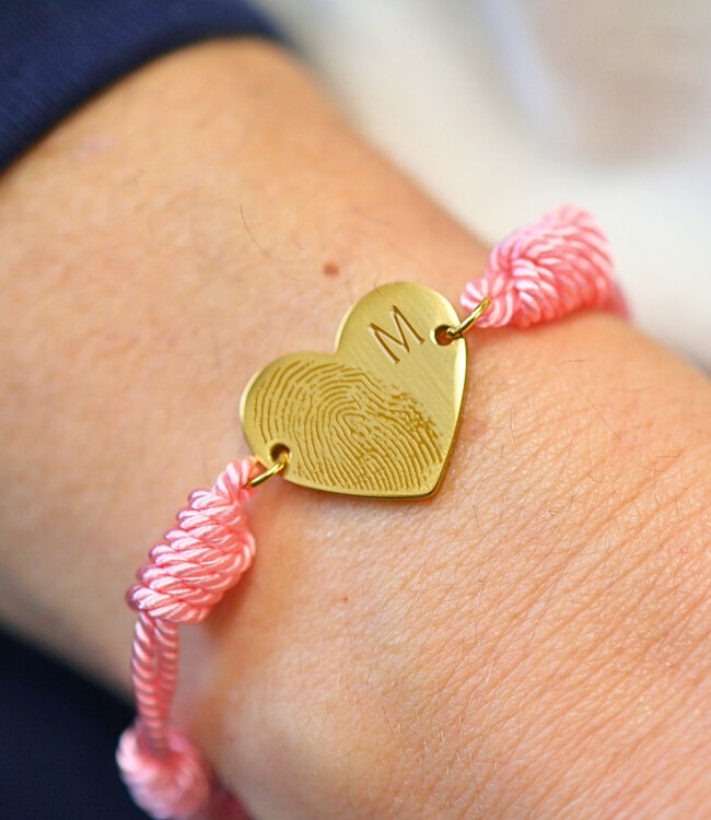Creëer je eigen hart armband met een vingerafdruk en initiaal