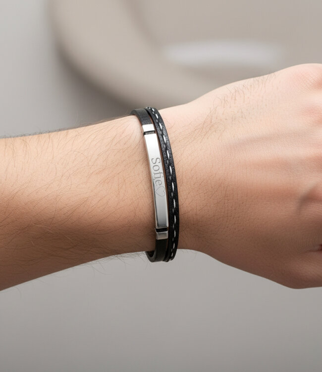 Stijlvolle dubbele leren armband met gepersonaliseerd graveerplaatje