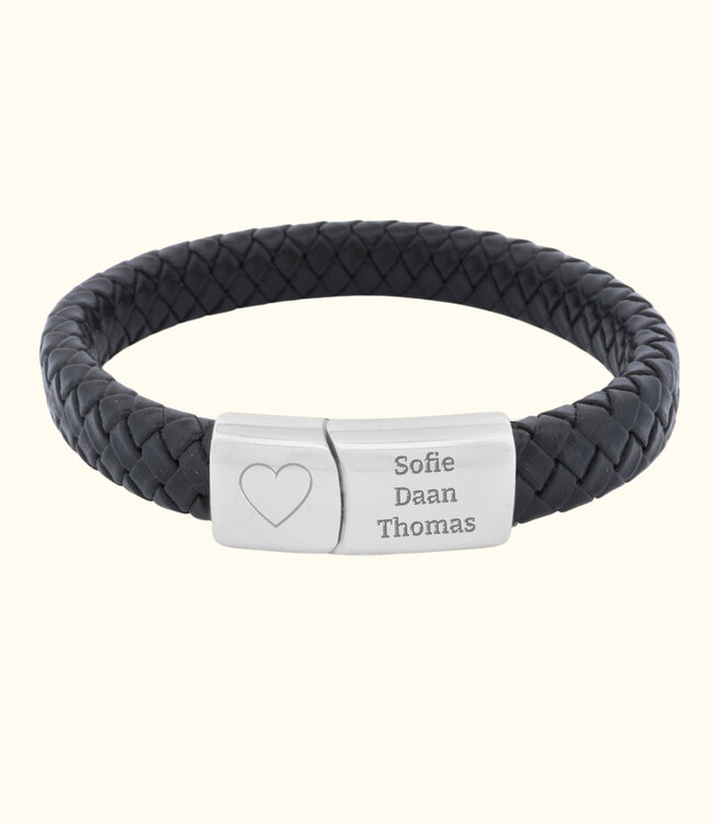 Leren armband met namen als tijdloos en persoonlijk sieraad