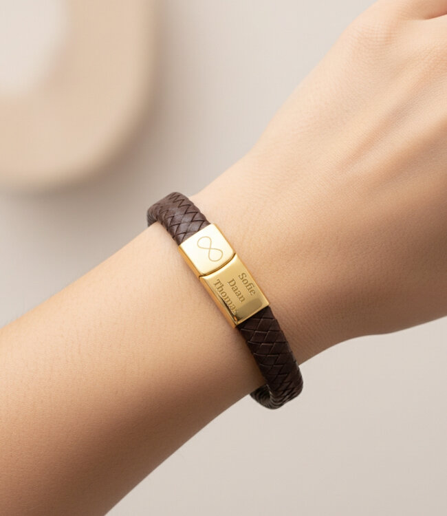 Leren armband met namen als tijdloos en persoonlijk sieraad