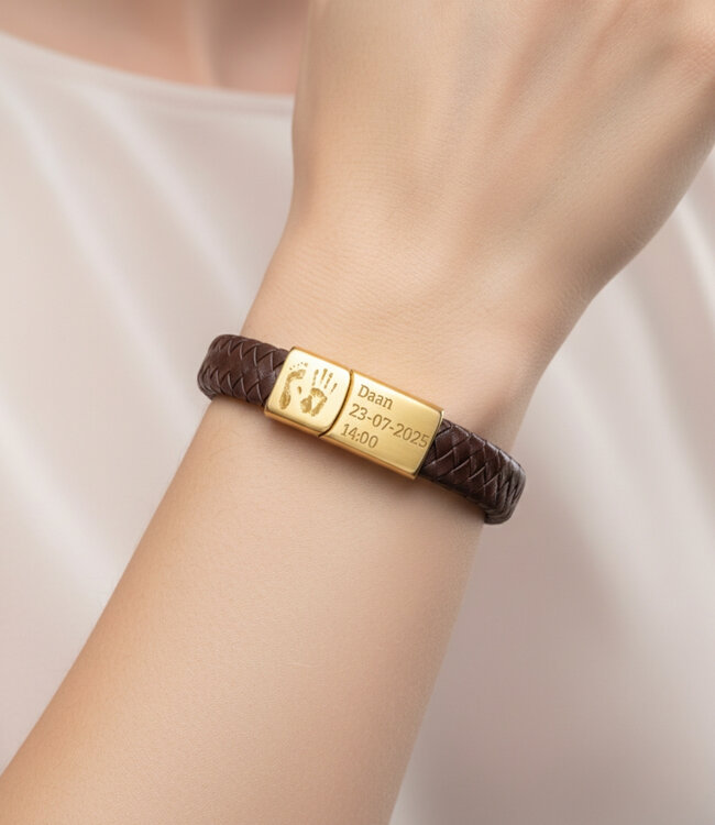 Leren armband met hand- en voetafdruk een persoonlijk sieraad vol liefde