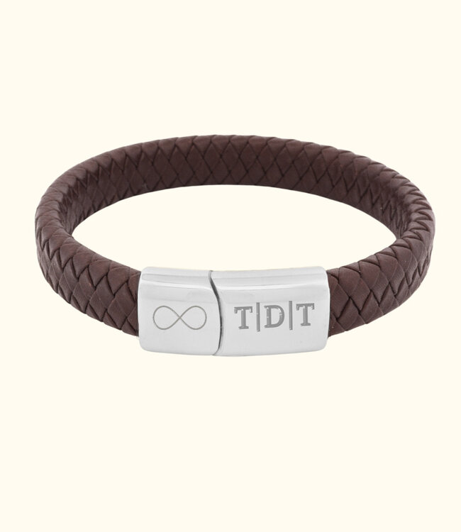 Leren armband met initialen een subtiele manier om verbondenheid te dragen