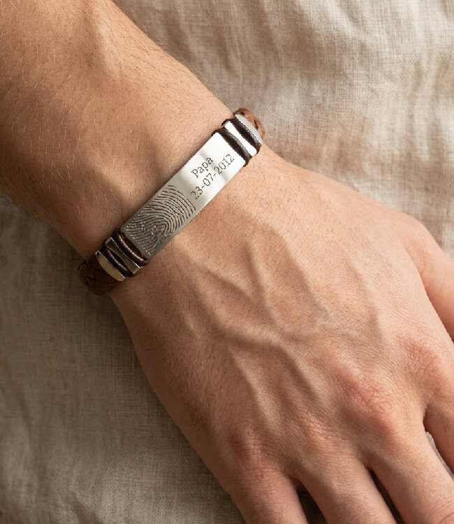 Een persoonlijke armband voor jongens met vingerafdruk en gravering