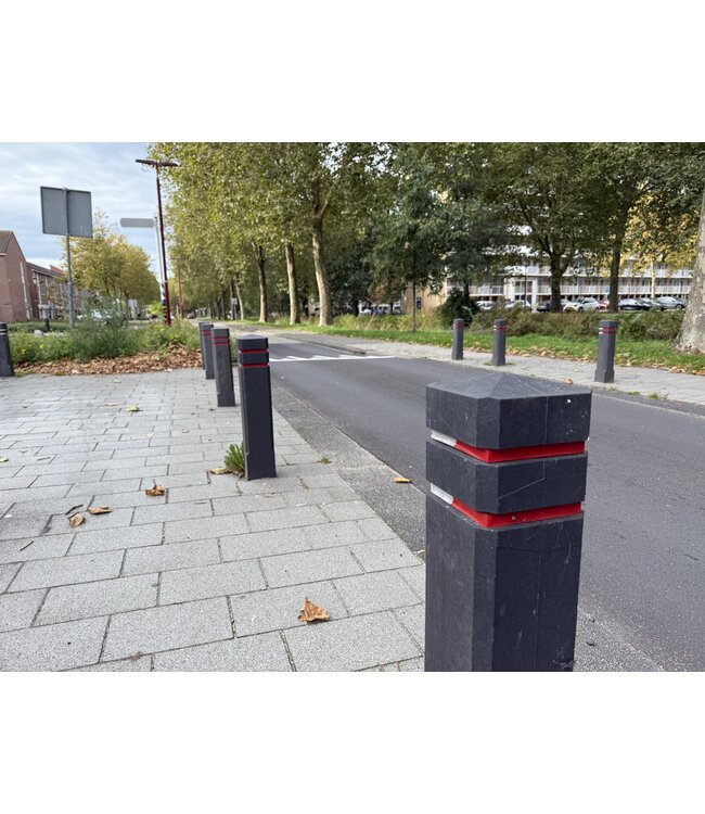 Ri-Traffic Diamond head bollard BLACK with reflector strips