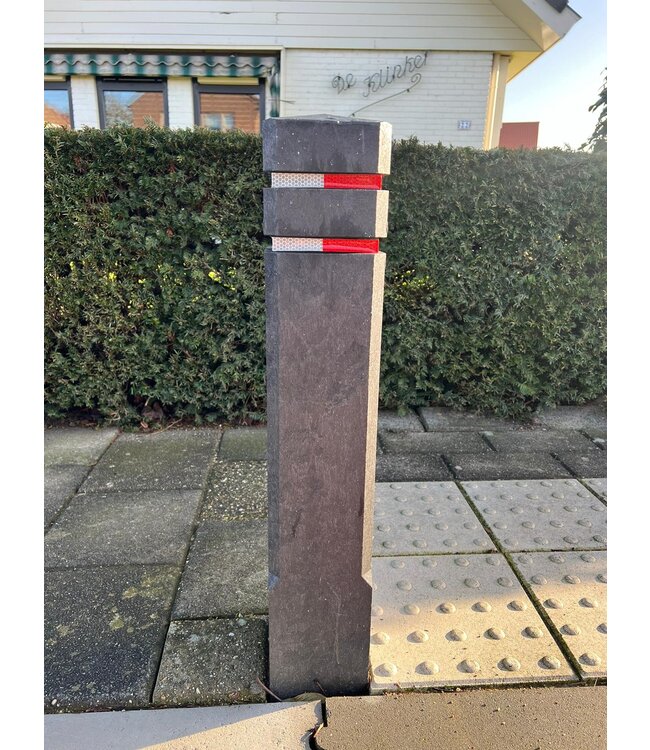 Ri-Traffic Diamond head bollard BLACK with reflector strips