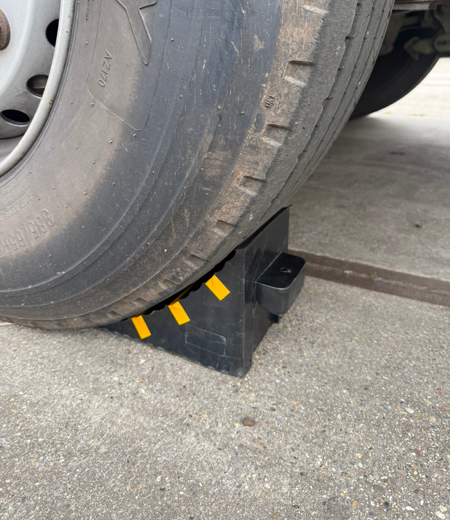 TRUCKSTOP Rubber wheel chock for trucks and large vehicles with yellow reflective strips