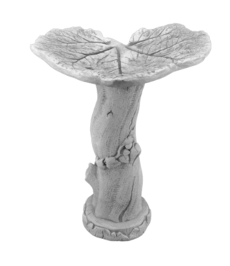 Betonnen vogelbad met boomstam