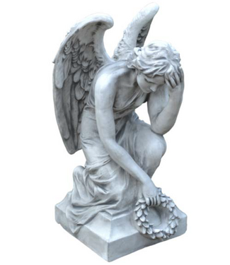 Knielende engel met krans