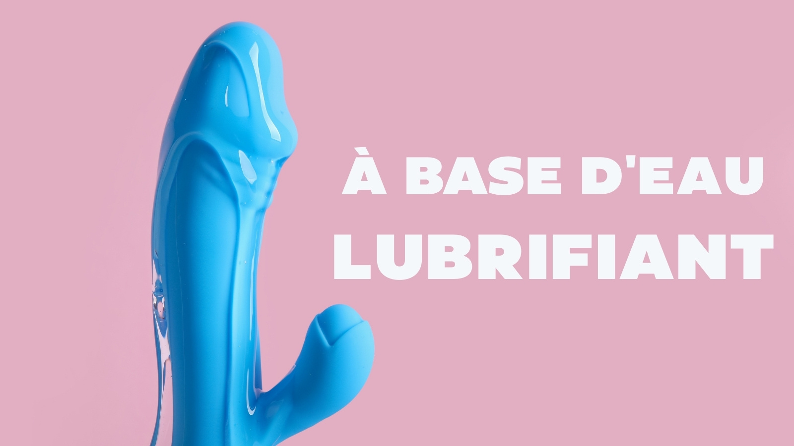 Godemichet bleu recouvert de lubrifiant à base d’eau transparent sur un fond rose, avec le texte "Lubrifiant à base d’eau".