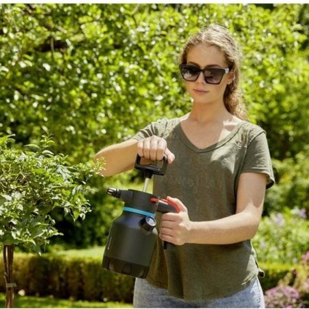 Gardena Pressure Sprayer 1.25 lt - Handy Gardena Pressure Sprayer for Small Jobs - Graszaadselect.com