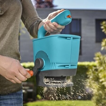 Gardena Hand Spreader - Spreading fertiliser and salt easily - Graszaadselect.com