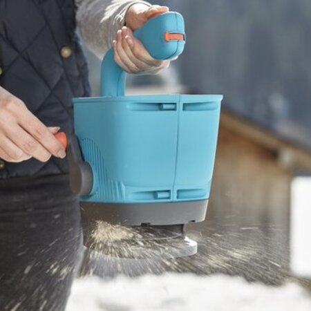 Gardena Hand Spreader - Spreading fertiliser and salt easily - Graszaadselect.com