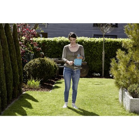 Gardena Hand Spreader - Spreading fertiliser and salt easily - Graszaadselect.com