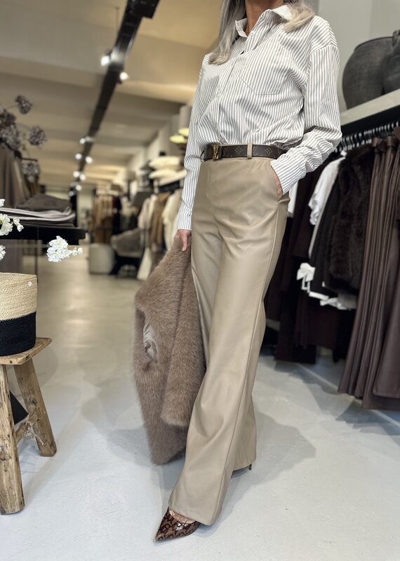 Beige Hose in Lederoptik