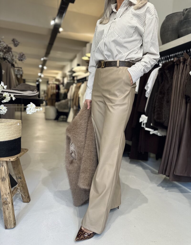 Beige Hose in Lederoptik