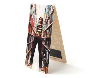 Marque-page magnétique, fille avec des livres